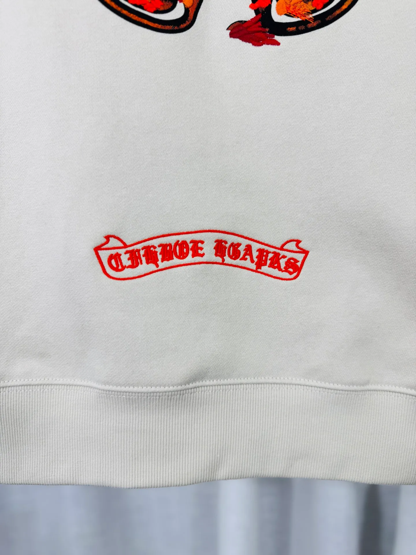 P350 top version, real shot without P, ​​different from market currency) 𝗖𝗵𝗿𝗼𝗺𝗲 𝗛𝗲𝗮𝗿𝘁𝘀/Cro Heart 2025 washed and burned flower patch embroidered autumn and winter new original single counter American 3D three-dimensional jungle embroidered couple casual cardigan sweatshirt 👑The highest version! Customized fabric 480g tripe terry fabric! American acid-washed and distressed original fabric, laser burnt flowers + jungle embroidery, exquisite embroidery of letters! The best-selling model in the counter, very comfortable to wear. Accessories: original molded and authenticated collar label➕100% silk wash label. Genuine purchase-grade original hangtag➕matching hanging rope➕3D hanging beads➕original packaging bag. Craftsmanship: The original version has consistent wiring! The highest version of the armhole matching technique! Color: Black Apricot Size: S M L XL Style Number: 25-358